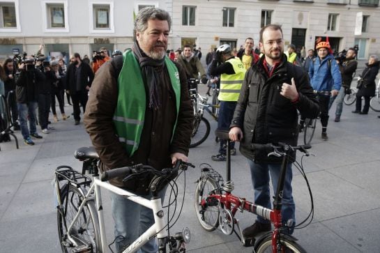 Los diputados electos de EQUO, Juantxo López de Uralde (i) y Jorge Luis Bail, llegando en bicicleta a la sesión constitutiva de la Cámara