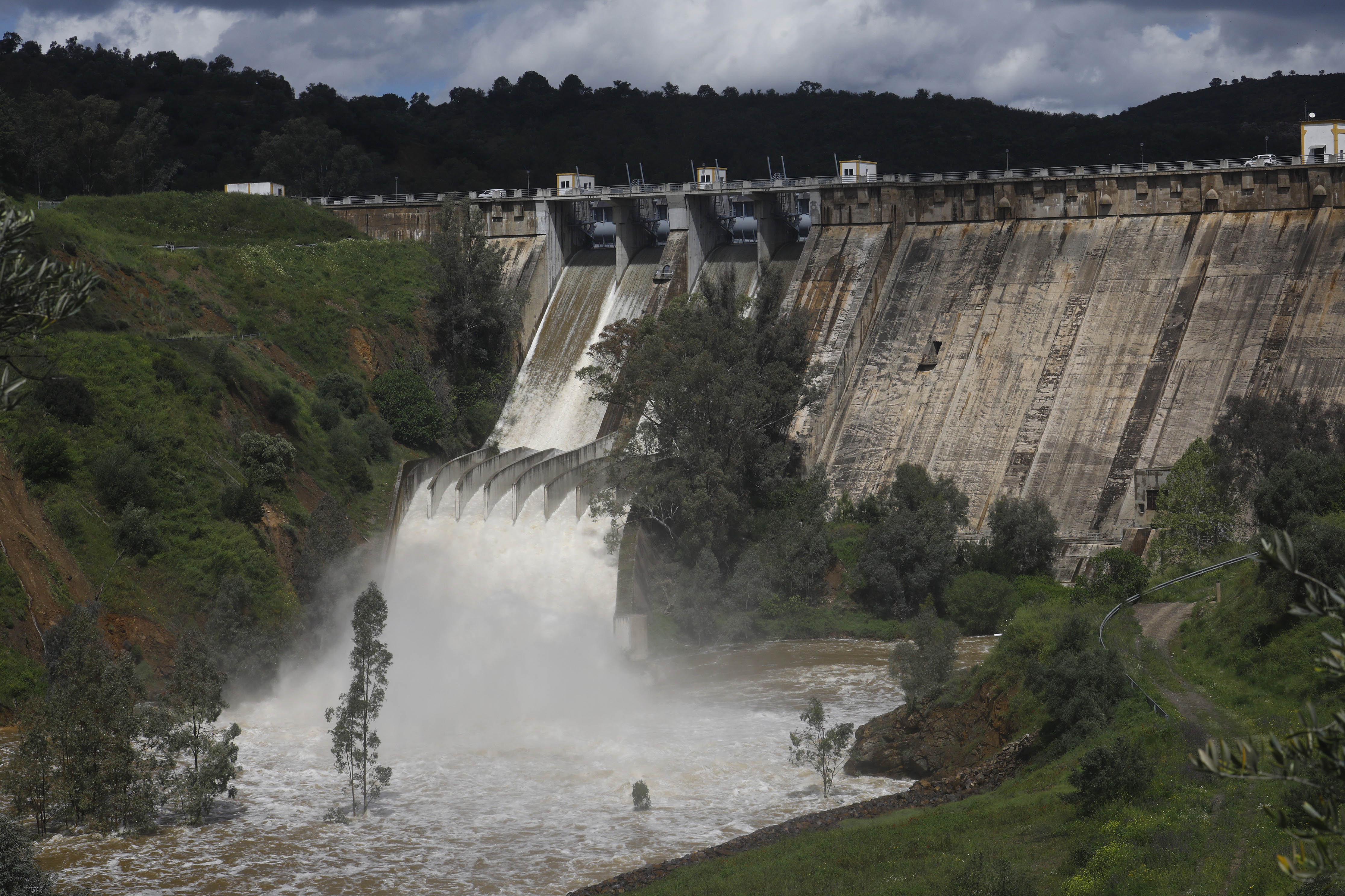 ++CORRIGE AUTOR++ GRAFAND171. CÓRDOBA, 01/04/2024.- Vista del embalse del Guadalmellato desembalsando agua hoy lunes tras alcanzar 87 por ciento de sus 146 hectómetros cúbicos de capacidad . Los embalses andaluces rondan ya el 40 por ciento de su capacidad tras la importante subida registrada por las lluvias de Semana Santa, ya que la comunidad cuenta con alrededor de 4.800 hm3 de los 12.000 hm3 que tiene de capacidad total, una cifra que seguirá aumentando por las aportaciones procedentes de la escorrentía. EFE/ Salas