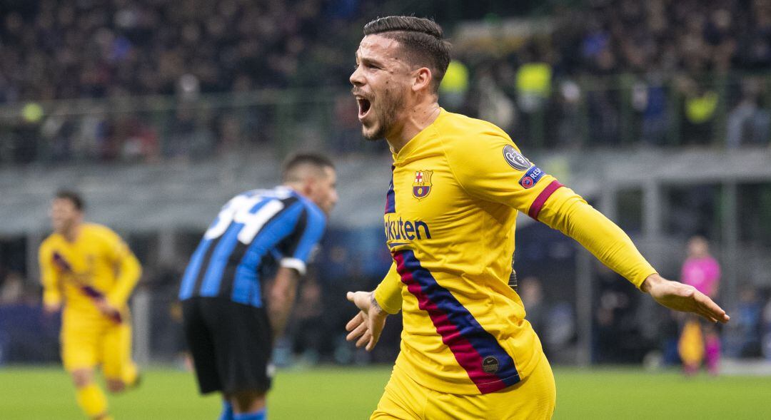 Carles Pérez celebra su gol al Inter de Milán