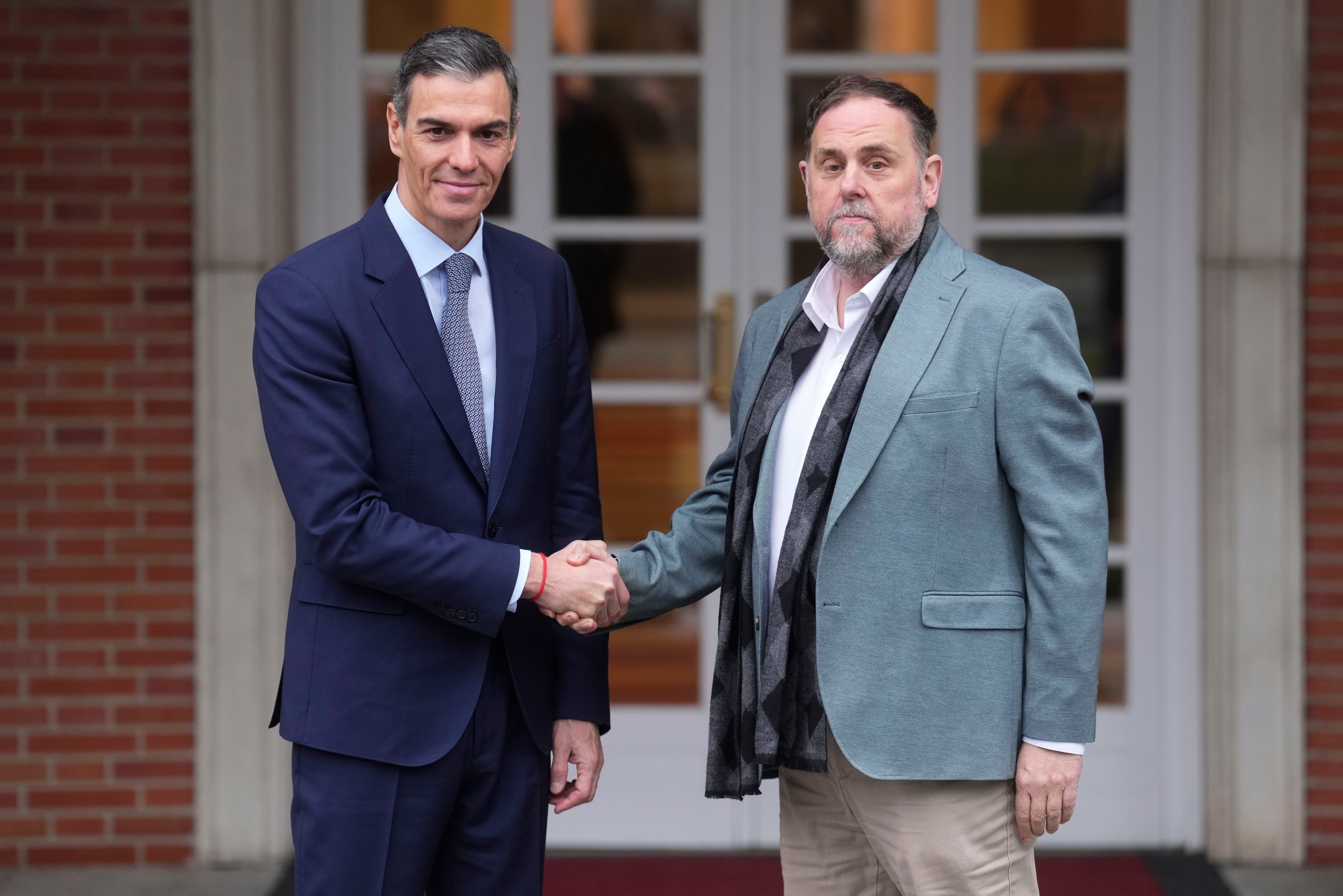 El presidente del Gobierno, Pedro Sánchez, saluda al líder de ERC, Oriol Junqueras. 
