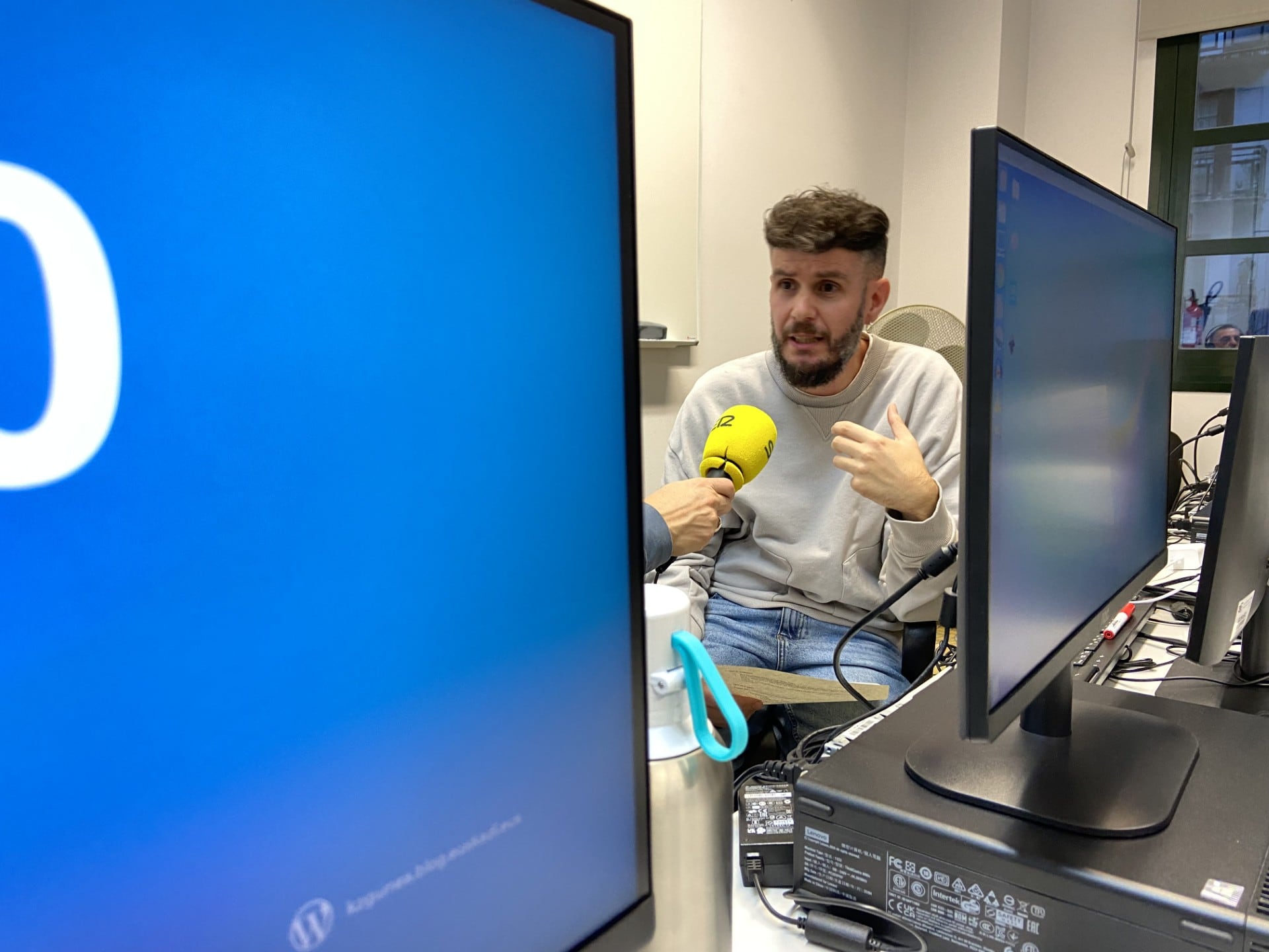 El formador del KzGunea de Eibar nos ha explicado los servicios que ofrecen para las personas mayores