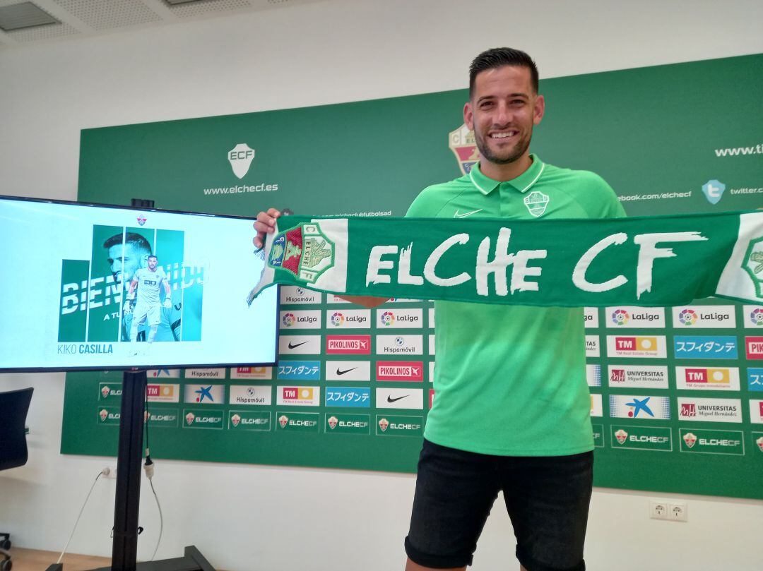 Kiko Casilla posa con una bufanda del Elche en la Sala de Prensa