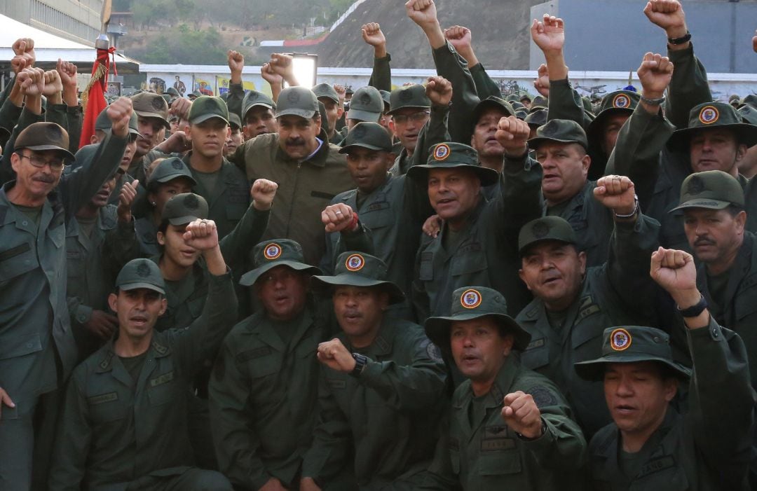 El presidente de Venezuela, Nicolás Maduro, posa con militares en un acto.