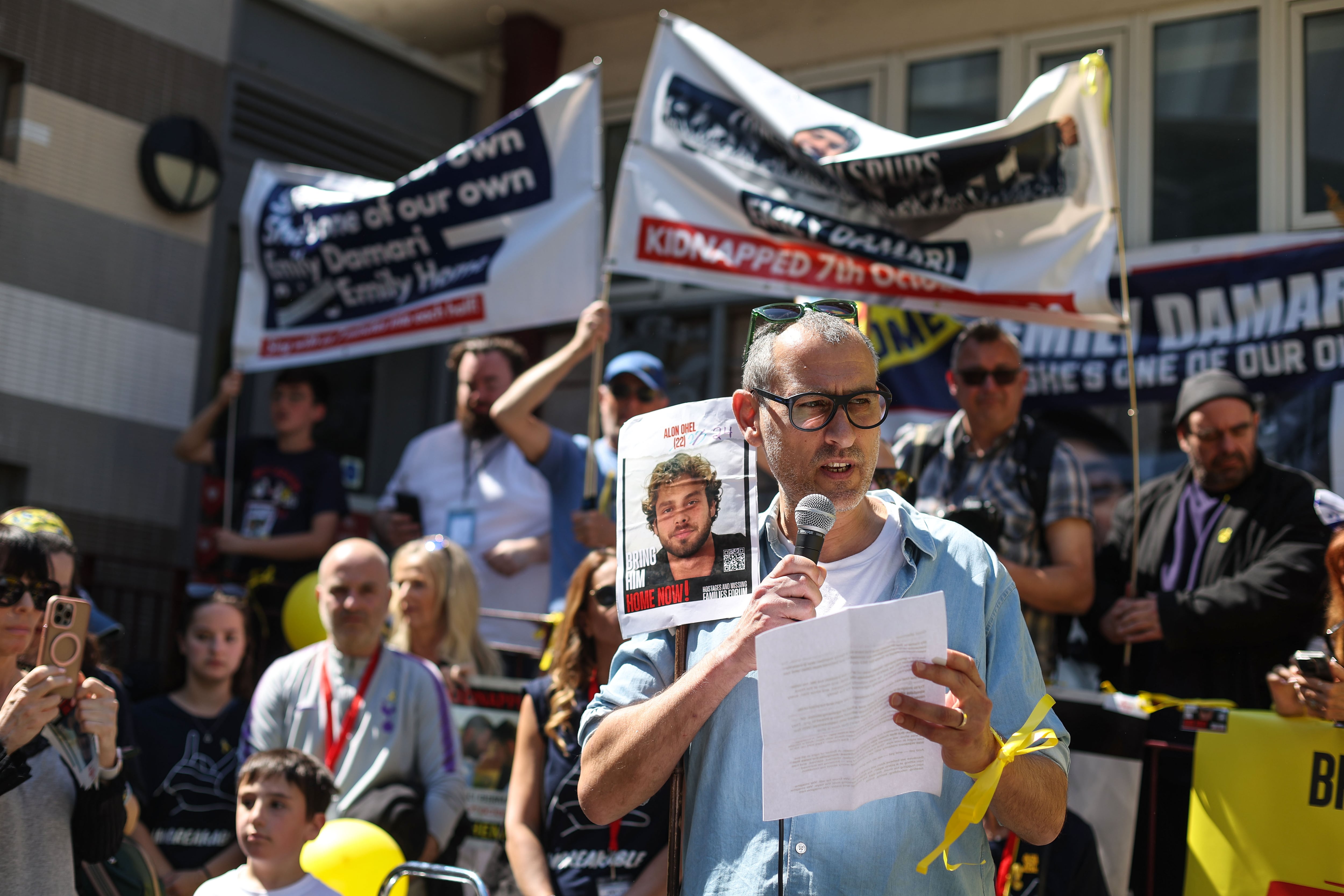 El padre de Alon Ohel, un rehén que sigue retenido en Gaza, se dirige a la multitud antes del partido de la Premier League entre el Tottenham Hotspur FC y el Crystal Palace FC en el Tottenham Hotspur Stadium el 11 de mayo de 2025 en Londres, Inglaterra.