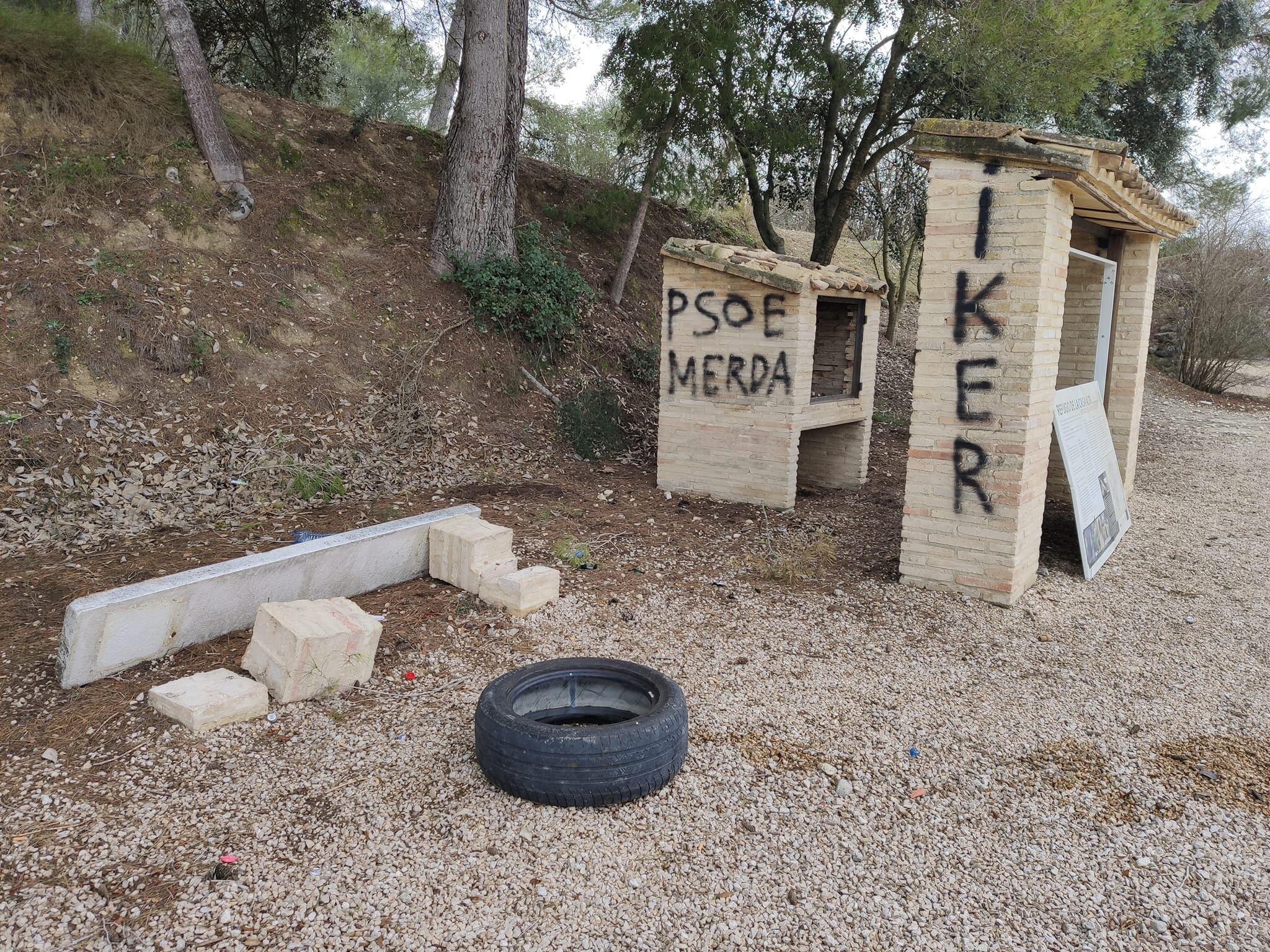Imatges dels atacs de vandalisme a la Pobla del Duc