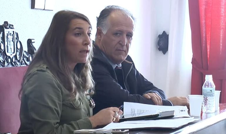 Juan Andrés Gil y su compañera del PP, Inmaculada Oliveros, durante el pleno del Ayuntamiento