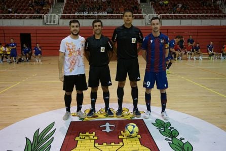 Los capitanes con la pareja arbitral