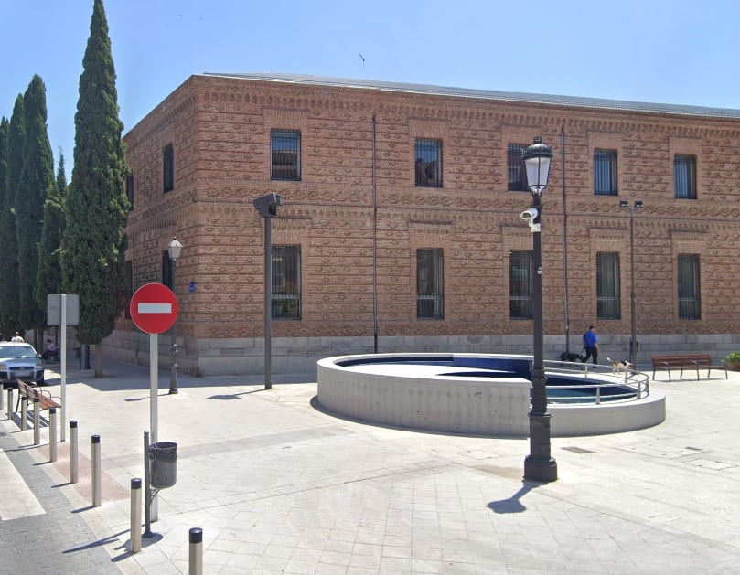 Exteriores del centro de salud Santa Isabel, en Leganés, que ocupa un antiguo edificio decimonónico reformado completamente en 2009