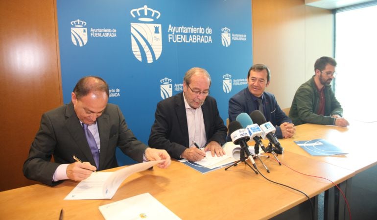 El alcalde de Fuenlabrada y el director del Instituto Jovellanos firman un convenio de colaboración para el Encuentro de Robótica Educativa.