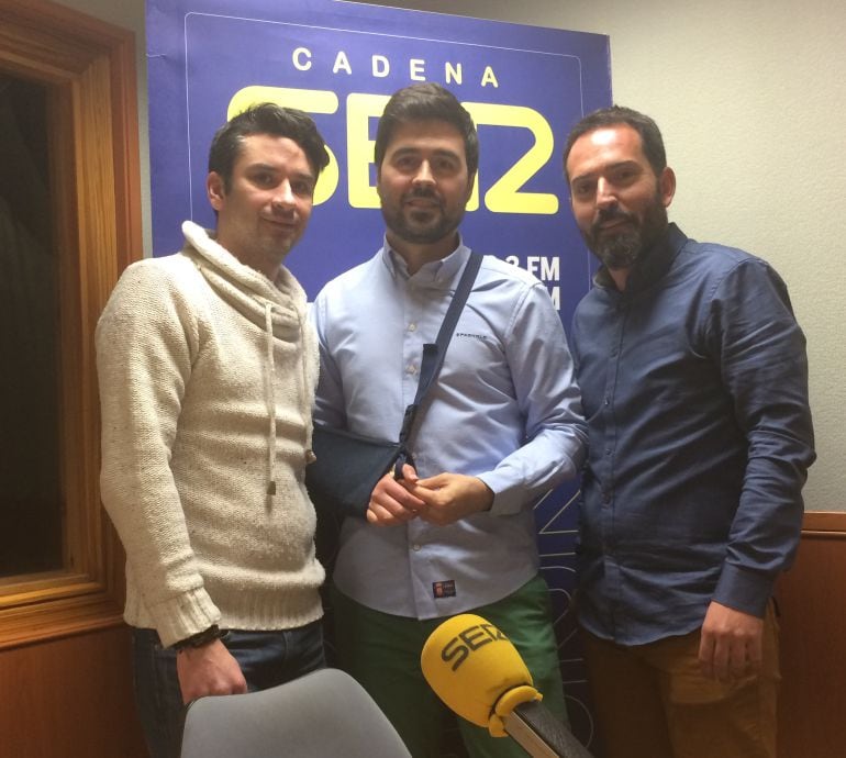 Dos de los miembros del equipo &#039;Ala 100 km&#039; y Manuel Murcia (centro) de Gasóleos Sánchez y Murcia