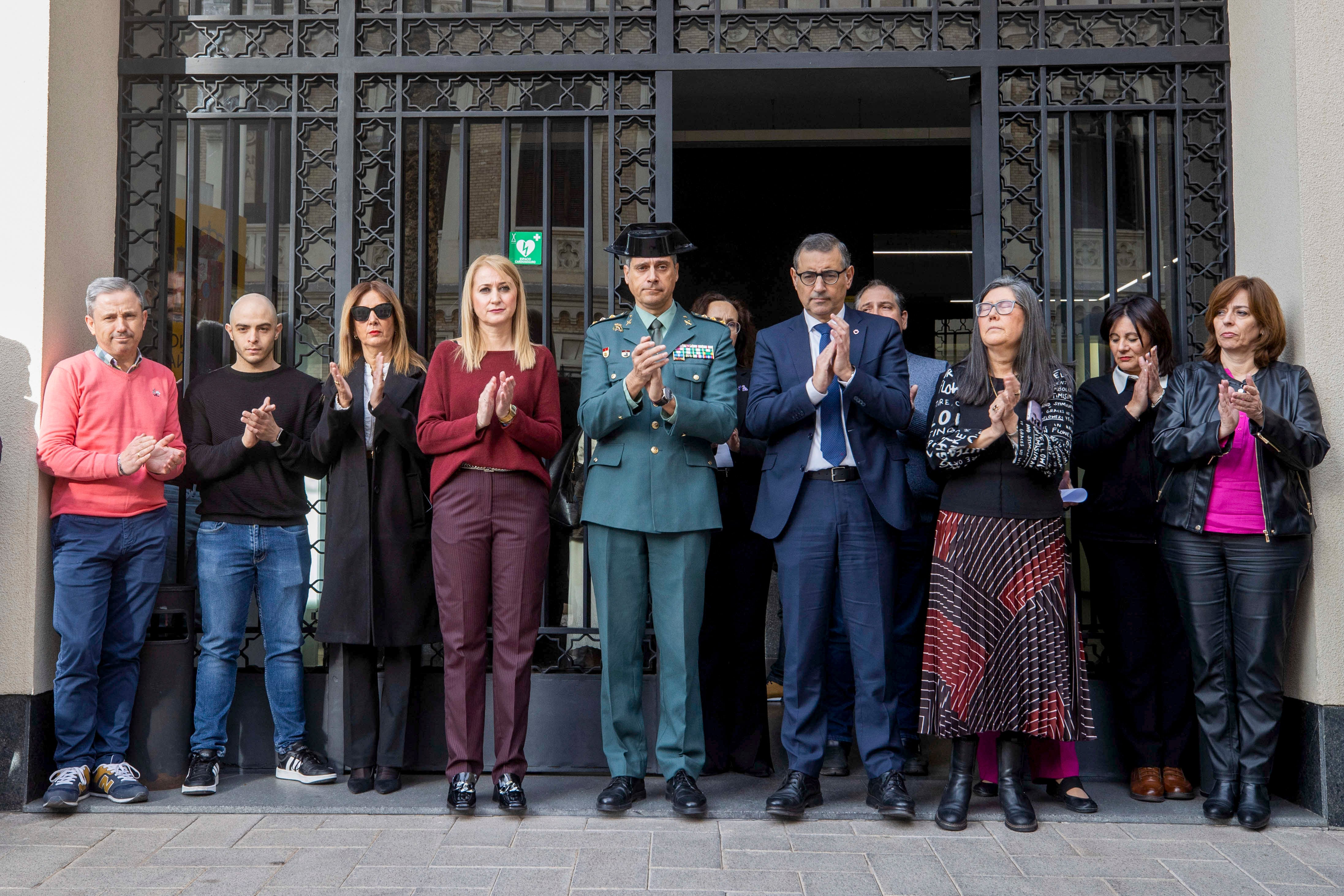 La delegada del Gobierno en Murcia Mariola Guevara (4i), el coronel jefe de la quinta zona de la guardia civil Francisco Pulido (5i), el rector de la la Universidad de Murcia José Luján (4d), entre otros, durante un momento del minuto de silencio por la víctima de violencia de género de Torreaguera, este jueves en la delegación del gobierno en Murcia.. EFE/Marcial Guillén