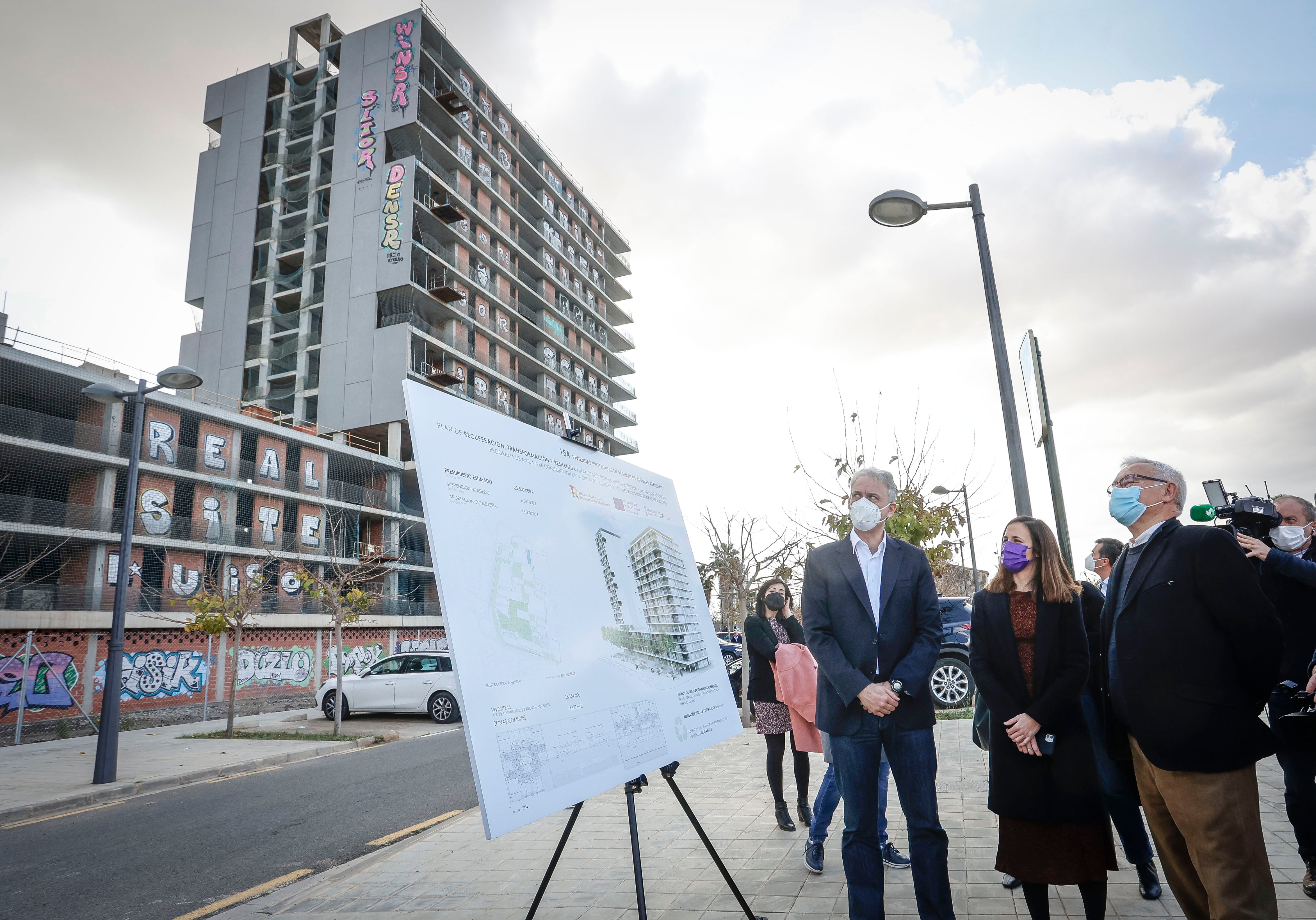 Ione Belarra, Héctor Illueca y Joan Ribó visitan la zona de La Torre donde se construiran 184 viviendas destinadas al alquiler social. Fuente: Gabinete de prensa Ayuntamiento de València.