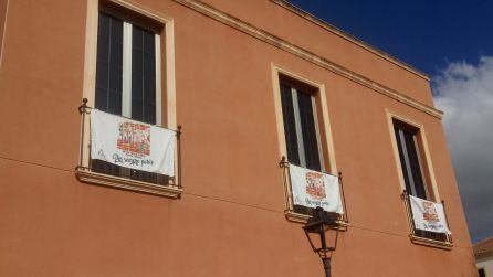Verso de Estellés en los balcones de las viviendas de Jesús Pobre.