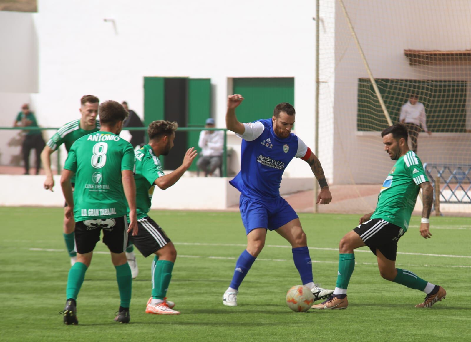 Lanzaroteños y majoreros se disputan un balón.