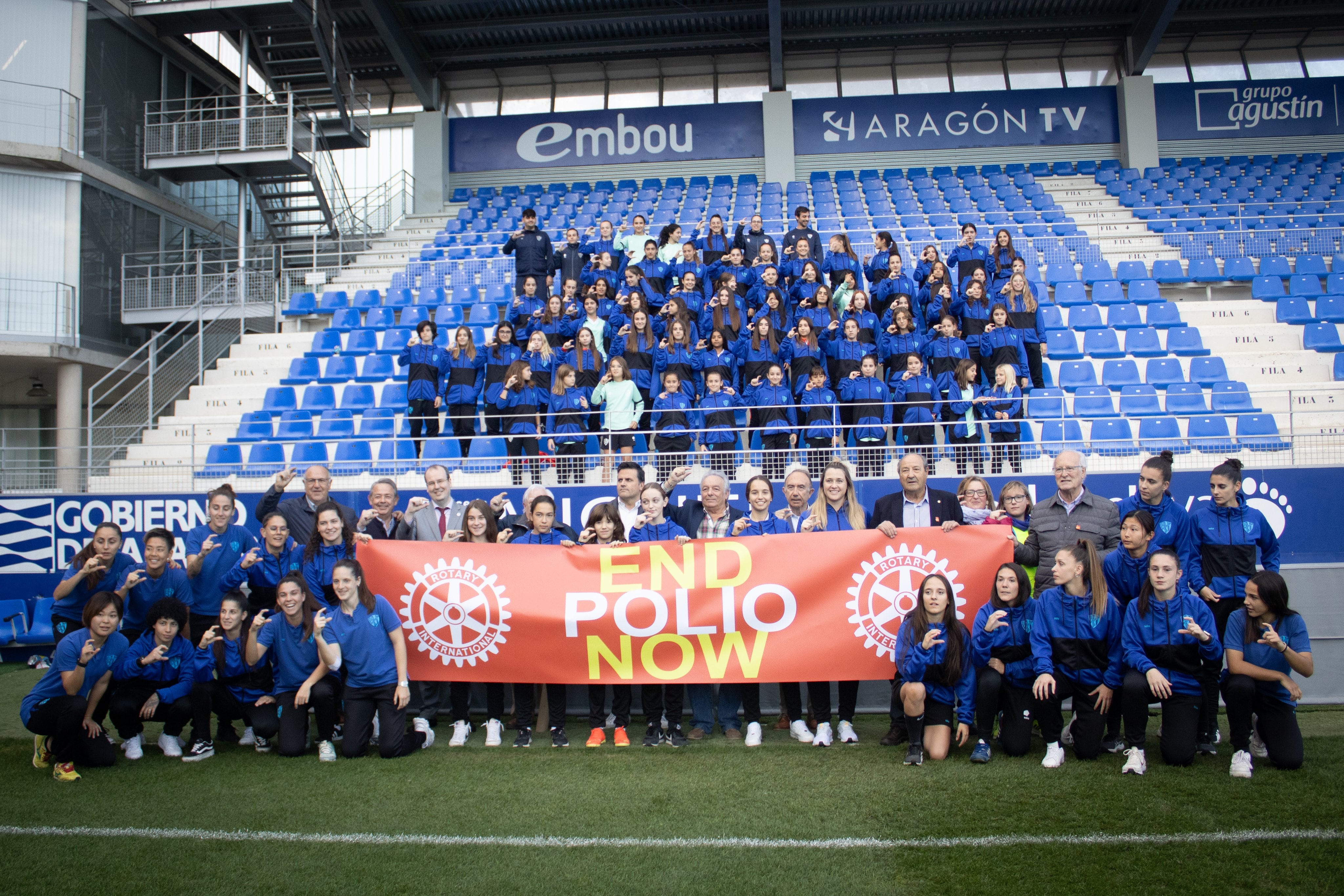 Los equipos femeninos de la SD Huesca en el acto celebrado en El Alcoraz