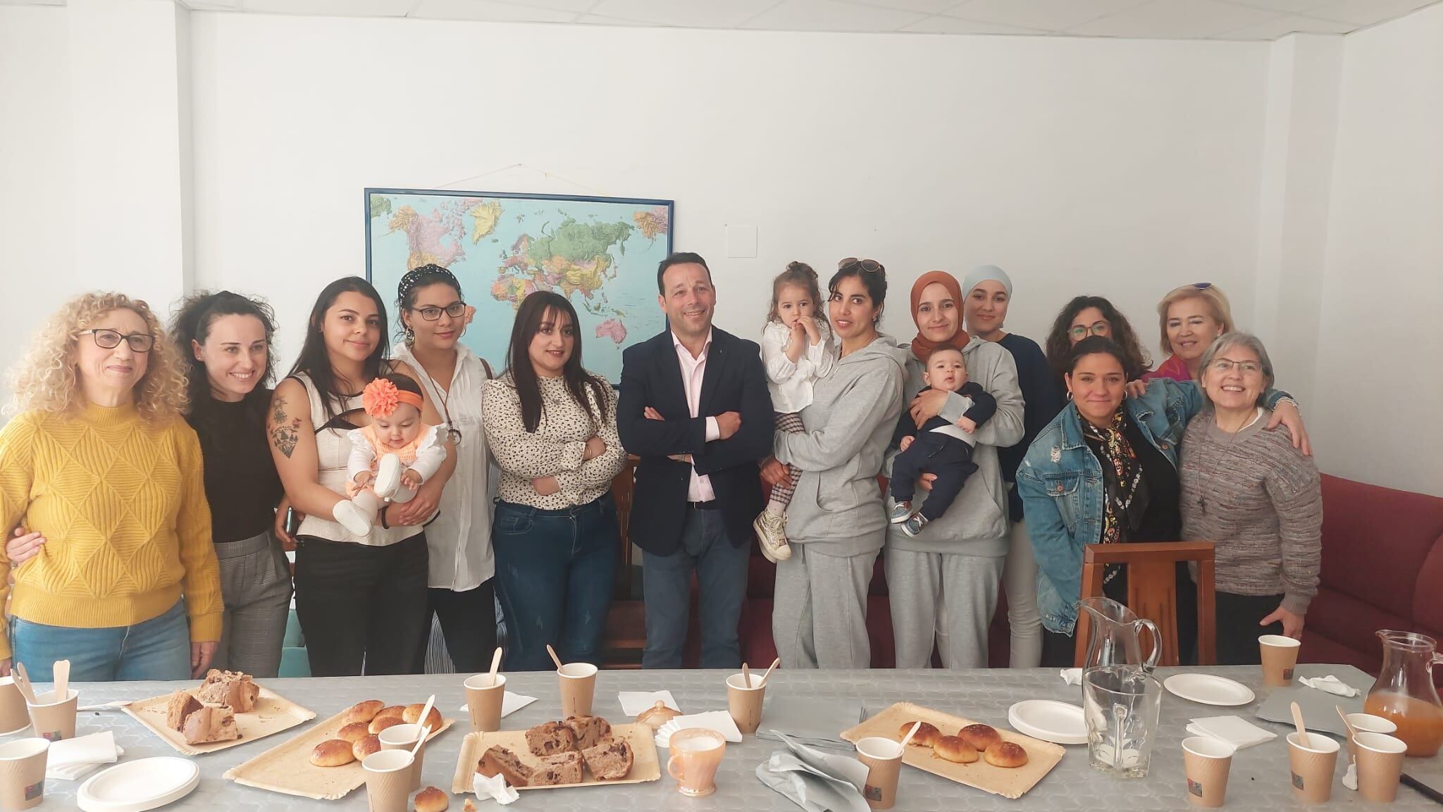 Visita del alcalde de Linares a la Casa de Acogida de la Consolación.