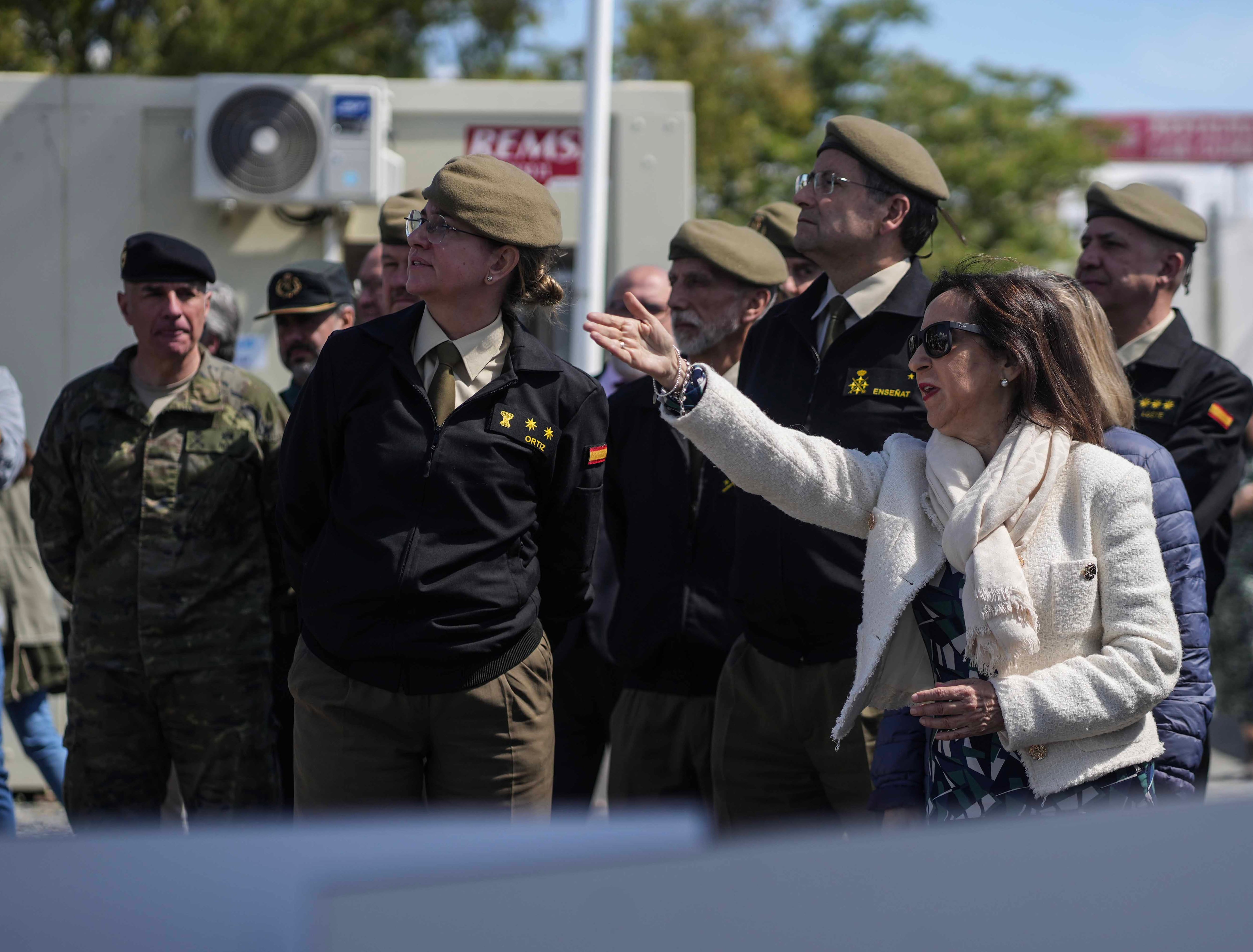 CÓRDOBA, 29/04/2024.-La ministra de Defensa, Margarita Robles, durante la visita realizada este lunes a las obras de la Base Logística del Ejército de Tierra (BLET) en Córdoba, donde ha asegurado que el presidente del Gobierno, Pedro Sánchez, ha demostrado &quot;una vez más&quot; su compromiso con España, &quot;con los españoles y con una forma de hacer política&quot;. EFE / Rafa Alcaide
