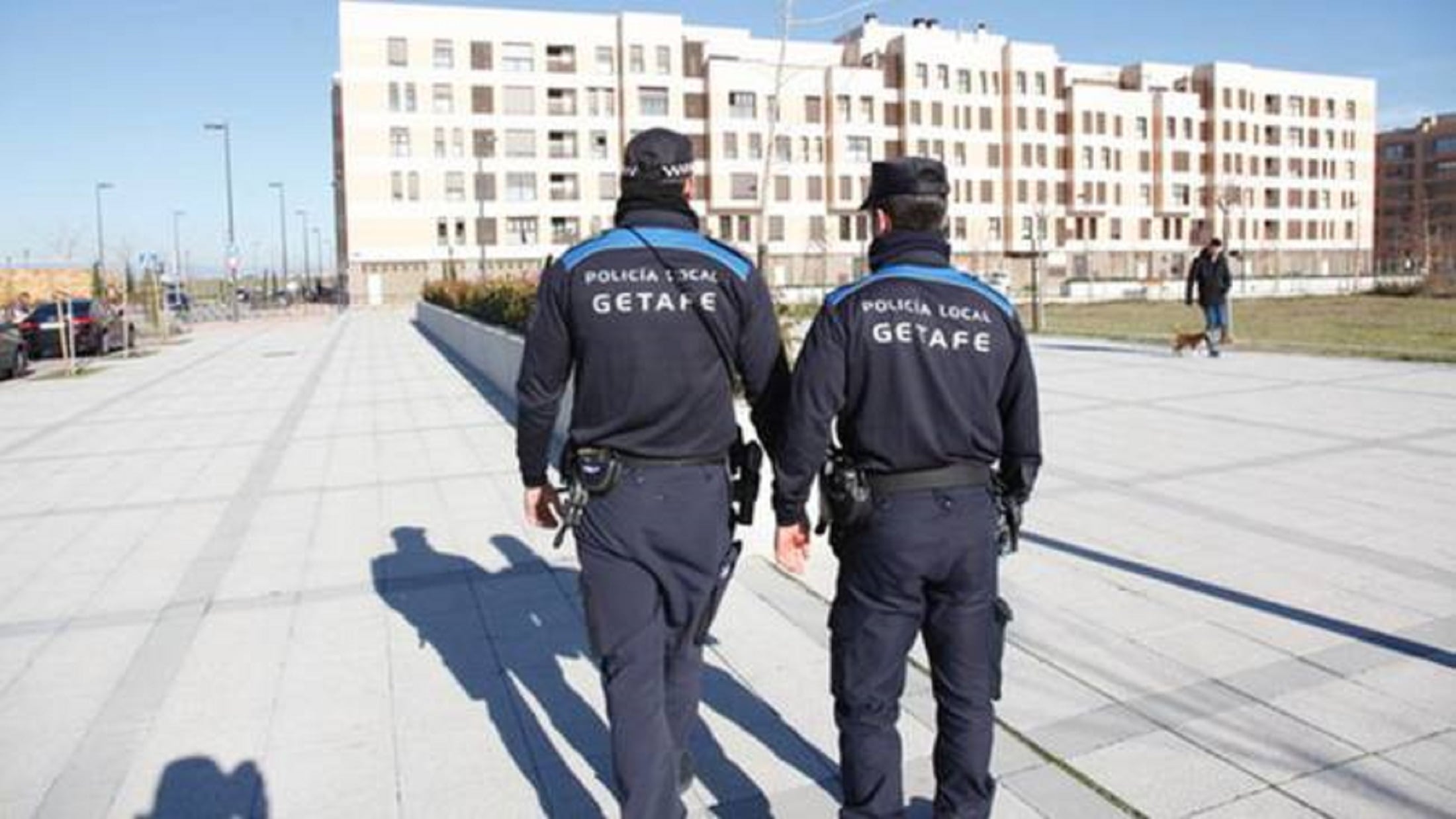 Policía Local de Getafe patrullando a pie por la ciudad.