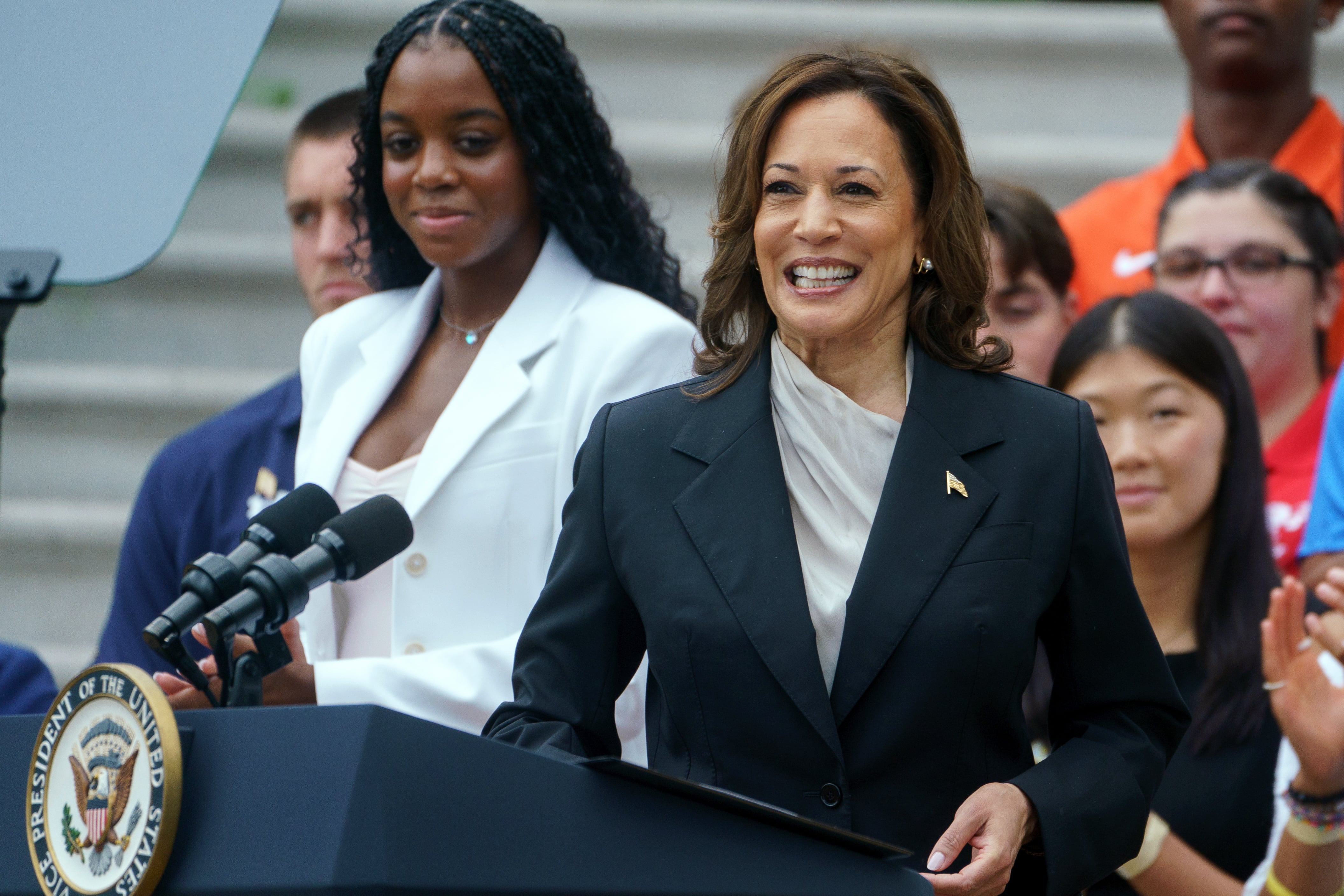 La vicepresidenta de los Estados Unidos, Kamala Harris, interviene durante un acto en la Casa Blanca para reconocer la temporada de los equipos de la Asociación Nacional Deportiva Universitaria (NCAA, en inglés), la organización que agrupa la mayoría del deporte universitario estadounidense. EFE/WILL OLIVER