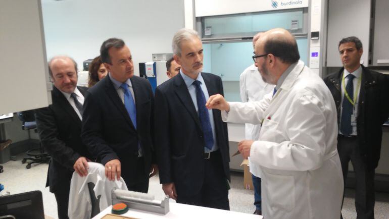 El consejero de Salud, Aquilino Alonso, visita el hospital del PTS de Granada en compañía del delegado de Salud, Higinio Almagro.