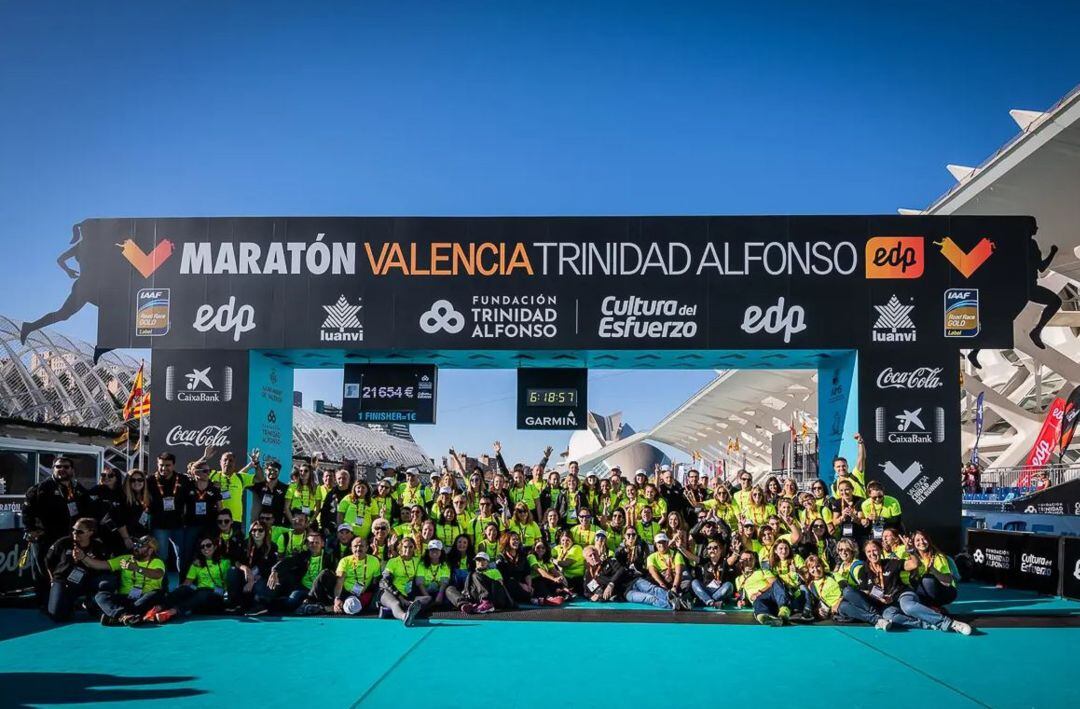 Decenas de voluntarios participaron el domingo pasado en la Maratón de València. 