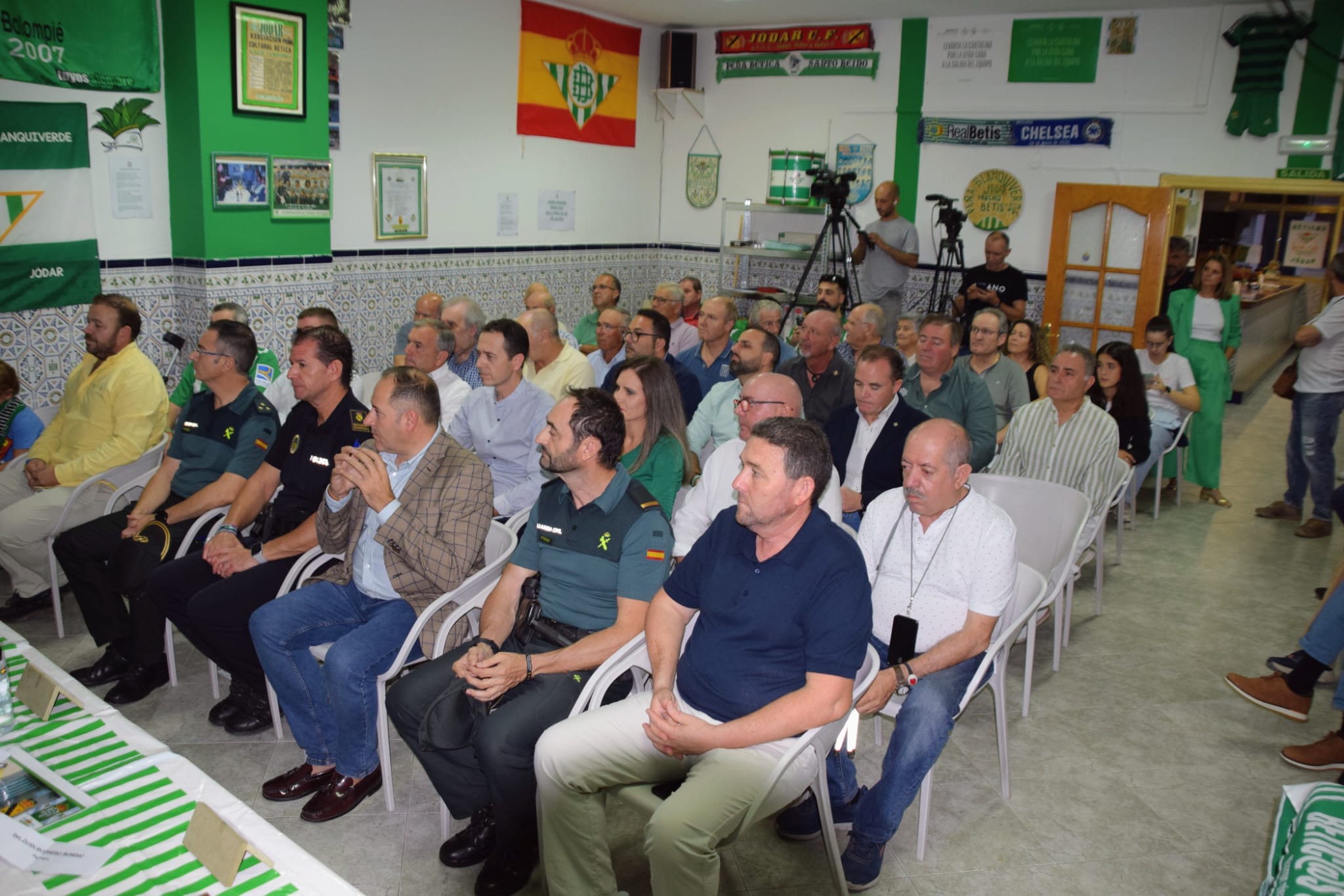 Publico asistente a la inauguración de la sede de la Peña Bética Blanquiverde de Jódar