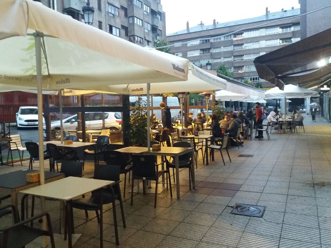 El tiempo, desapacible, limitó la presencia de clientes en los locales hosteleros