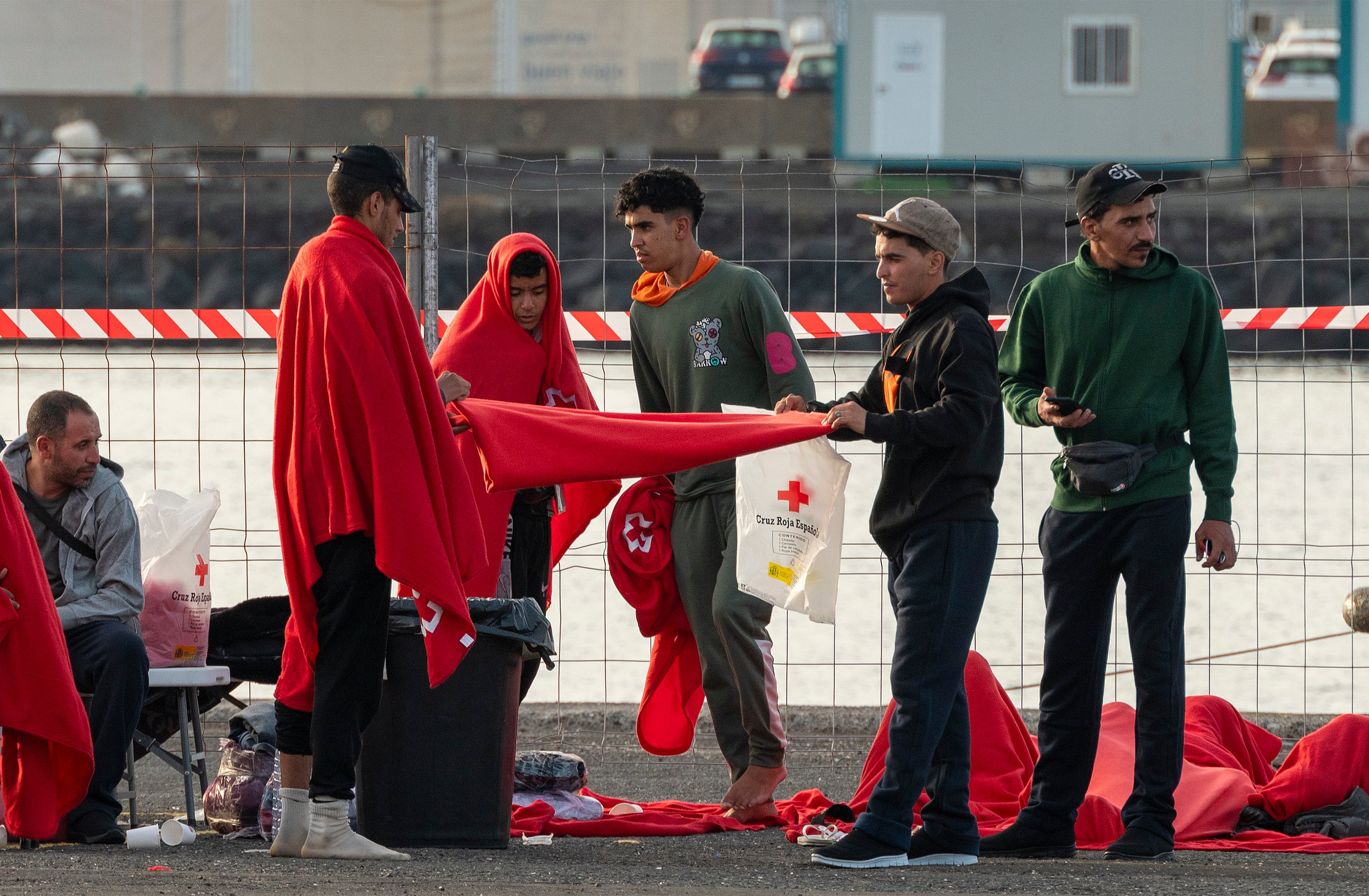 Migrantes llegados en pateras a Puerto Naos (Lanzarote).