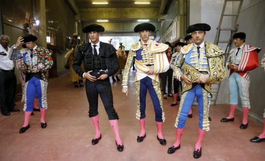 Los diestros Enrique Ponce (derecha), José María Manzanares hijo (izquierda) y Alberto López Simón, han compuesto el cartel del regreso de los toros a Illunbe.