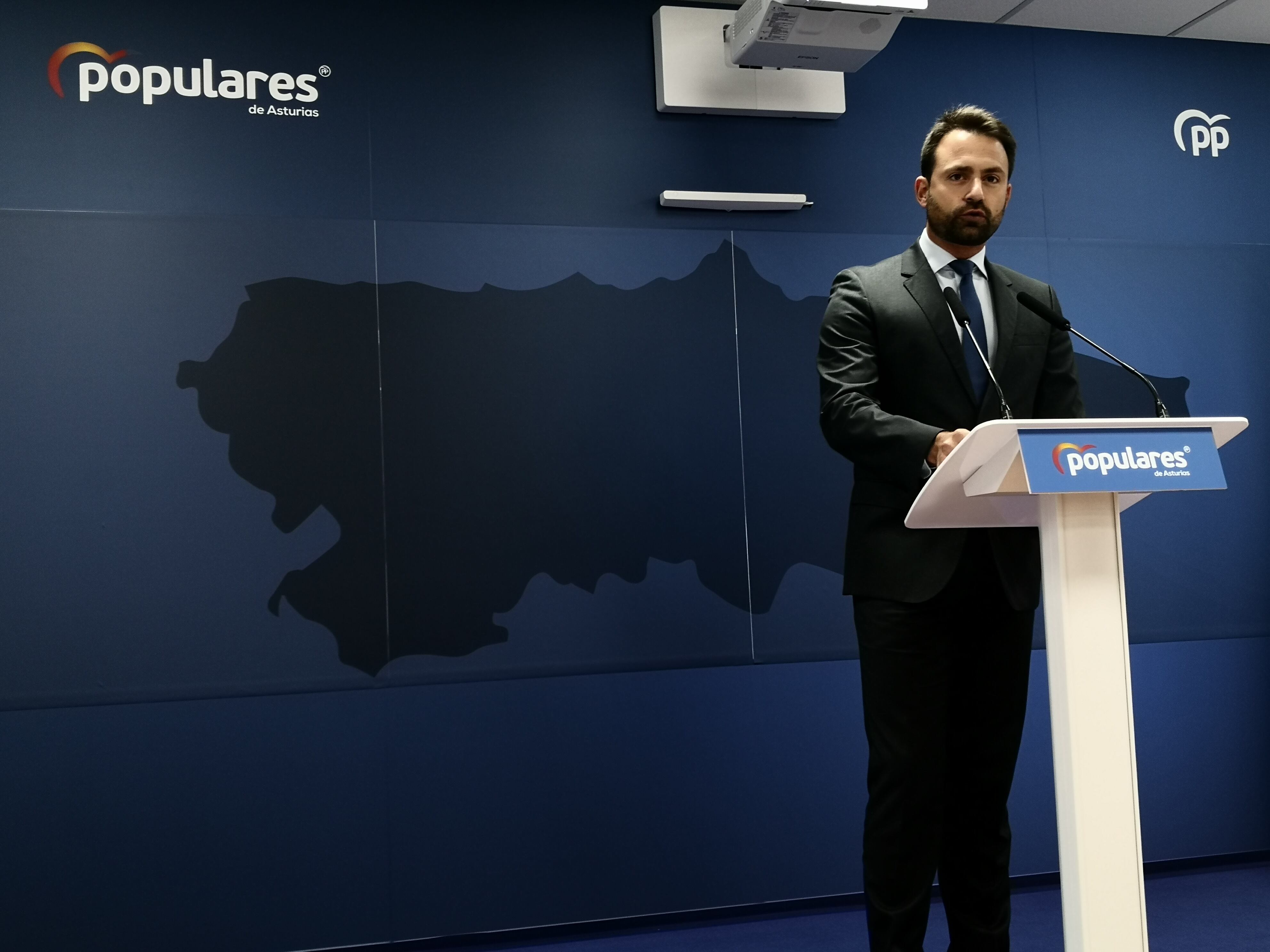 Álvaro Queipo, secretario general del PP de Asturias, en la sede del partido