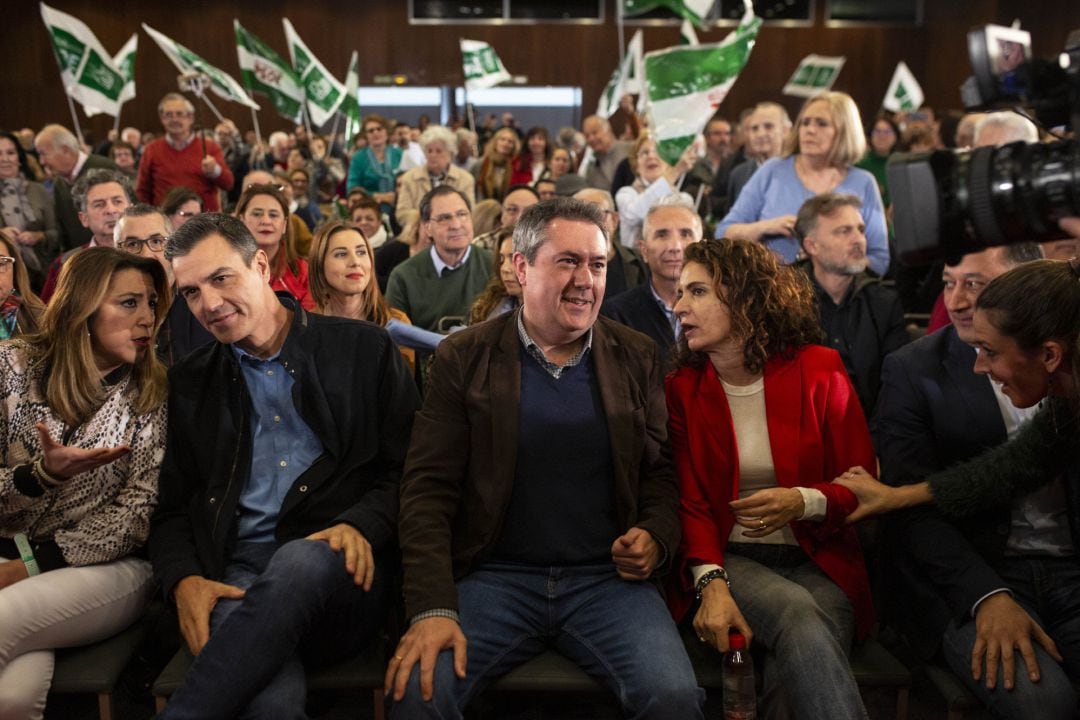 El secretario general del PSOE, Pedro Sánchez, y la secretaria general del PSOE-A, Susana Díaz, conversan durante el acto de presentación de la candidatura de Juan Espadas a la Alcaldía de Sevilla,junto a a la ministra Mª Jesús Montero.