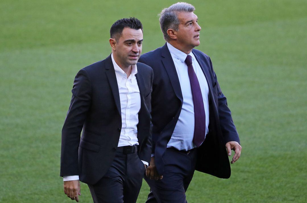 Xavi junto a Laporta durante su presentación