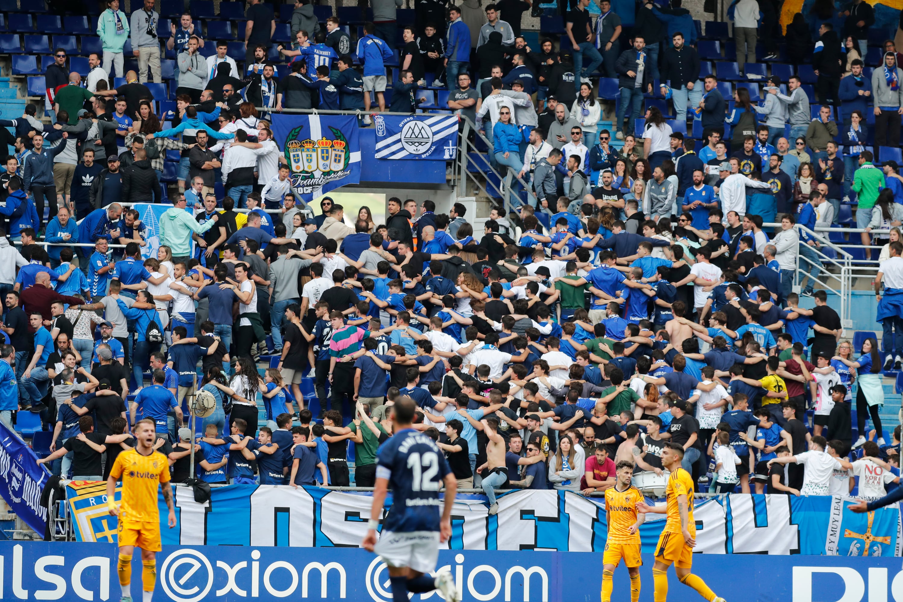 Varios seguidores del Real Oviedo, durante el un partido en el Estadio Carlos Tartiere