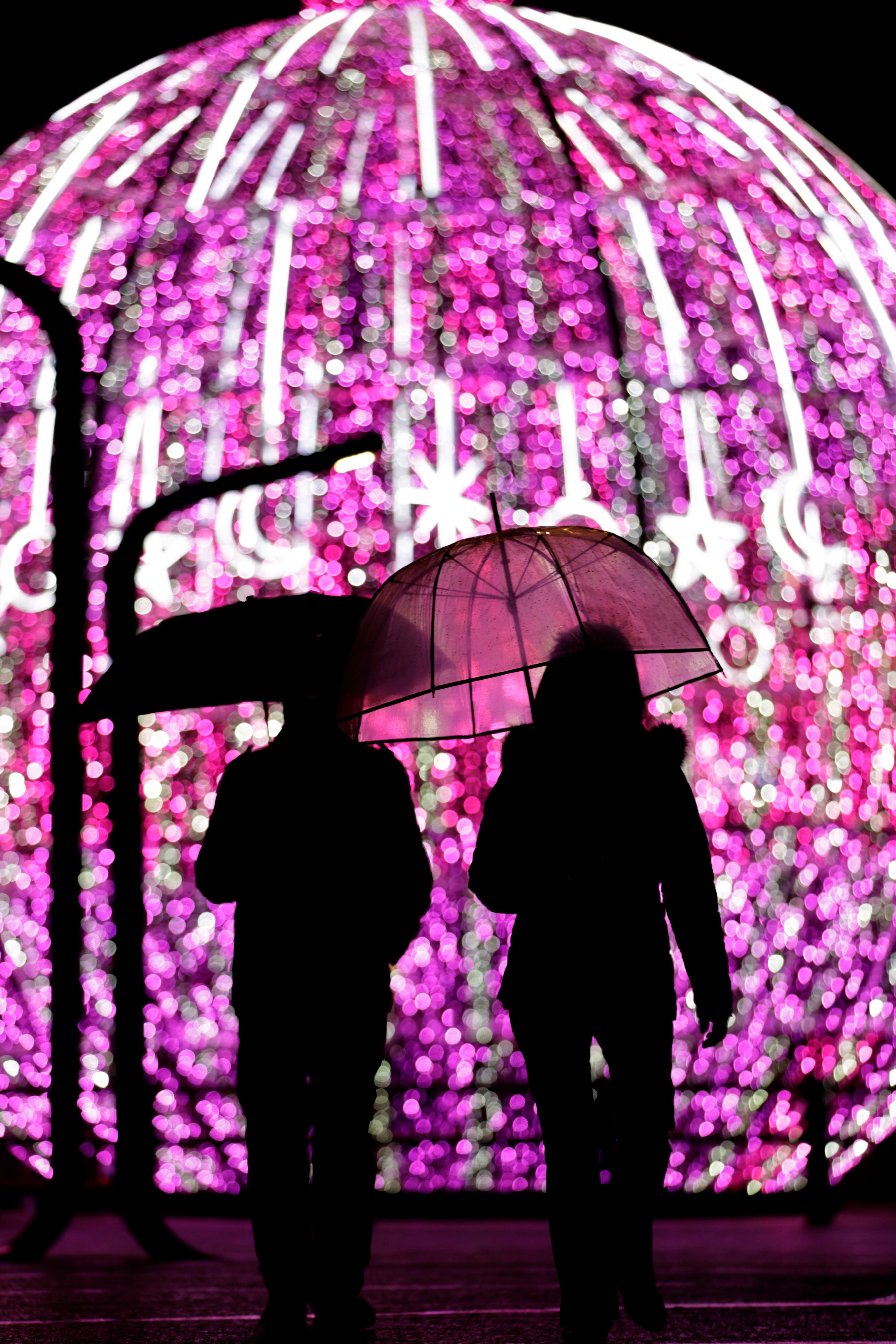 A CORUÑA, 20/12/22.- Dos personas caminan este martes bajo la lluvia en una céntrica calle de la ciudad de A Coruña, con un gran adorno de Navidad detrás, en una jornada en la que el Ministerio para la Transición Ecológica y el Reto Demográfico (Miteco) ha informado de que las abundantes y persistentes lluvias registradas en la última semana en amplias zonas de la Península han provocado un espectacular aumento del 6,3 % (3.531 hm3) en la reserva hídrica nacional, que se encuentra este martes al 42 % de su capacidad, con 23.552 hm3. EFE/Cabalar
