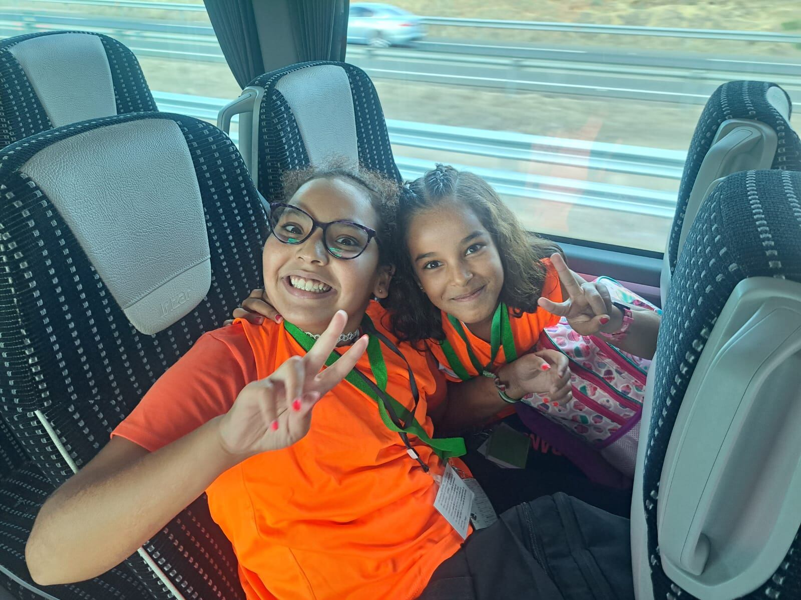 Niñas saharauis, rumbo a Málaga para, desde allí, desplazarse a sus campamentos de origen en el Sáhara.