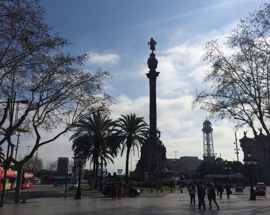 Monumento a Colón próximo a la zona donde los servicios de limpieza hallaron a la mujer presuntamente agredida.