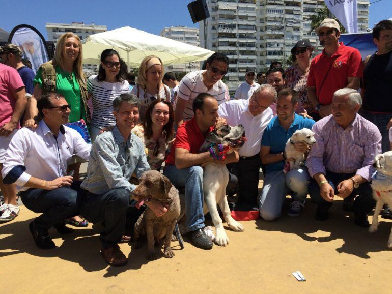 El candidato del PP a revalidar la alcaldía de Málaga, Francisco de la Torre, visita la Dog Party en el parque del Oeste con miembros de su candidatura