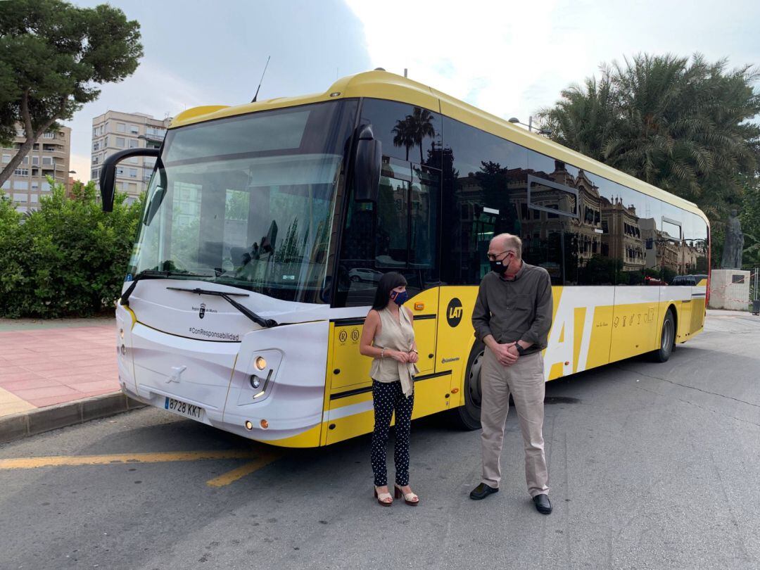 La directora general de Movilidad y Litoral, Marina Munuera,junto a un autobús de LatBus