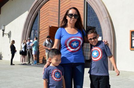 Adriana Ríos, amiga de la tía del niño Anthony Ávalos fallecido por maltrato, posa con sus hijos vestidos con una camiseta de Capitán América.