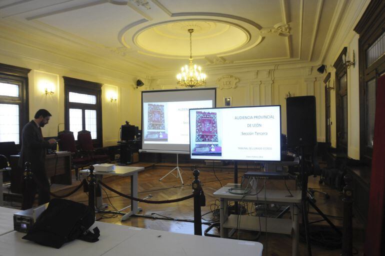 Vista de la sala de prensa de la Audiencia Provincial de León, desde donde se seguirá el juicio por el crimen de la presidenta de la Diputación de León