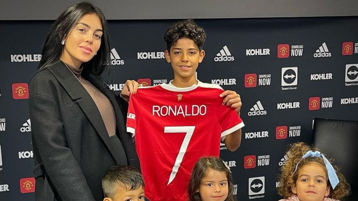 Cristiano Ronaldo Jr. con la camiseta del Manchester United