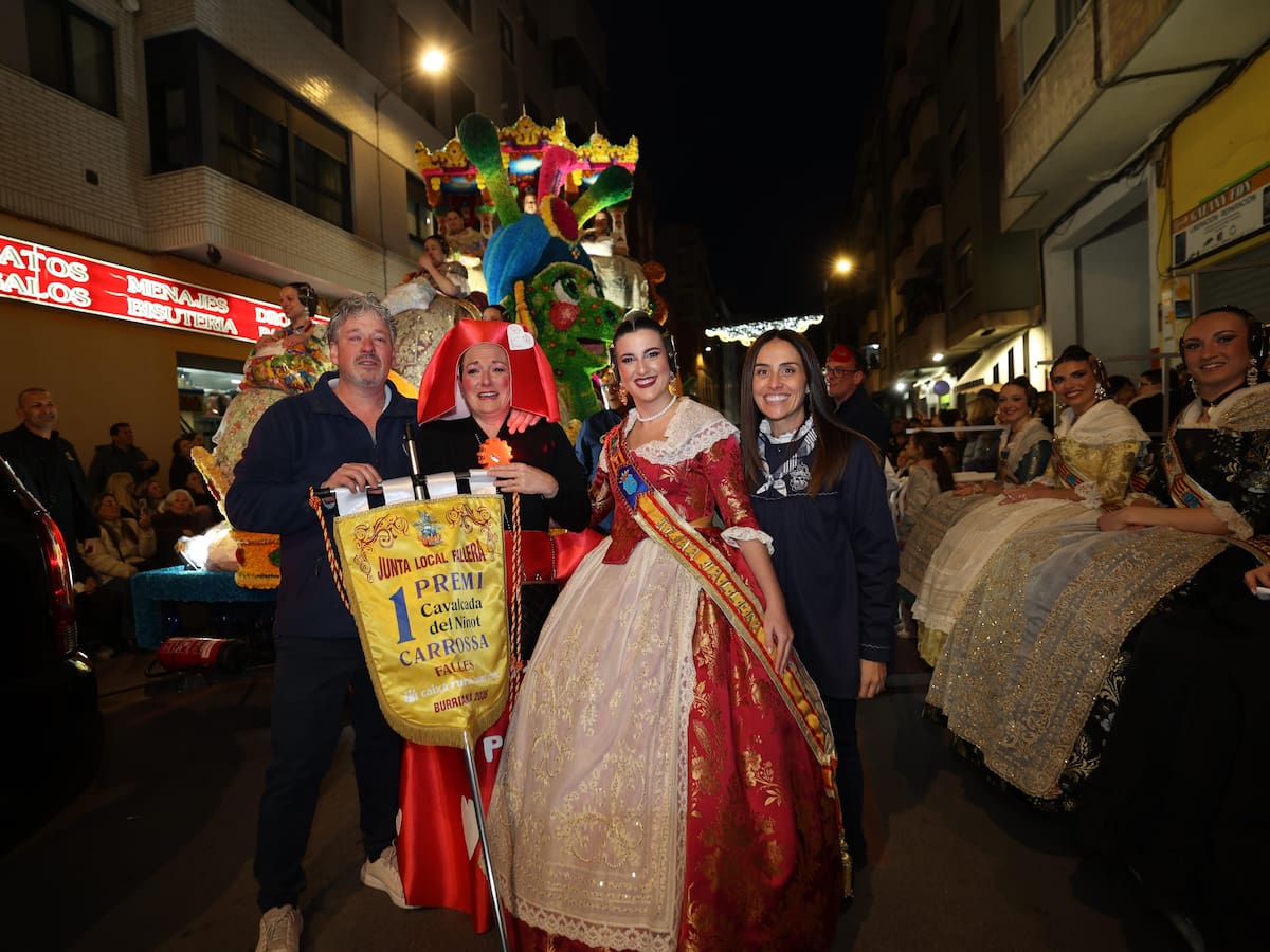 La sátira y el humor de la “Cavalcada del Ninot” inundan las calles de Burriana