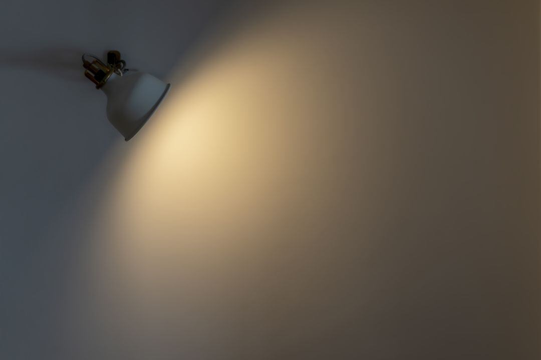 Una lampara alumbra una pared en una imagen de archivo