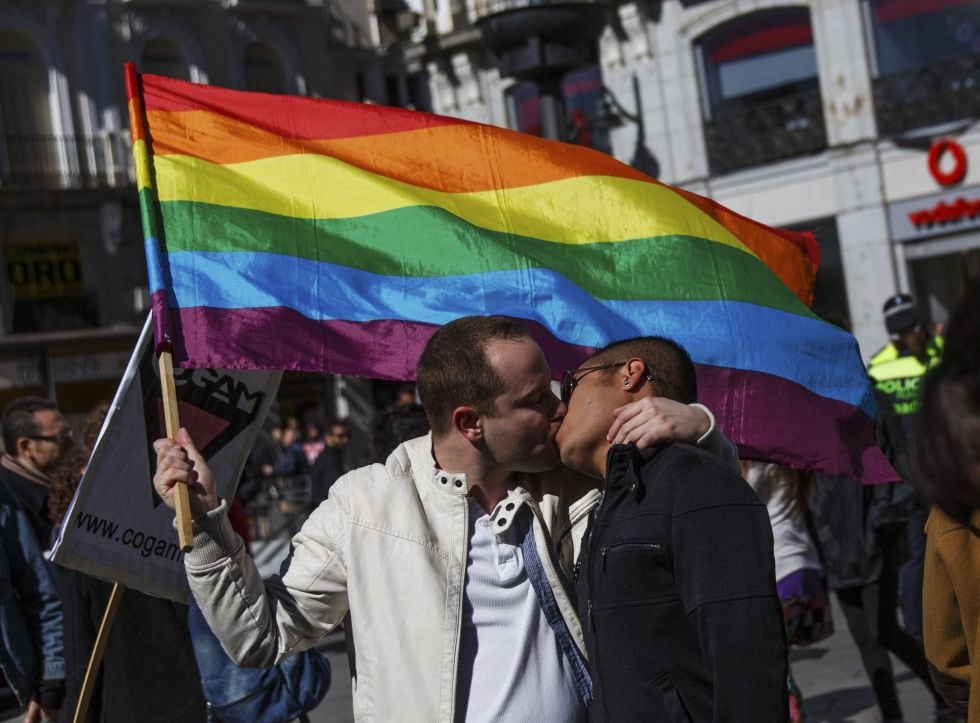 &#039;Besada&#039; en la estación de metro de Sol, para denunciar la homofobia.