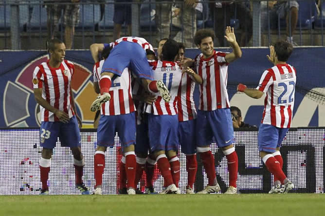 Los jugadores del Atlético de Madrid celebran el gol de Falcao