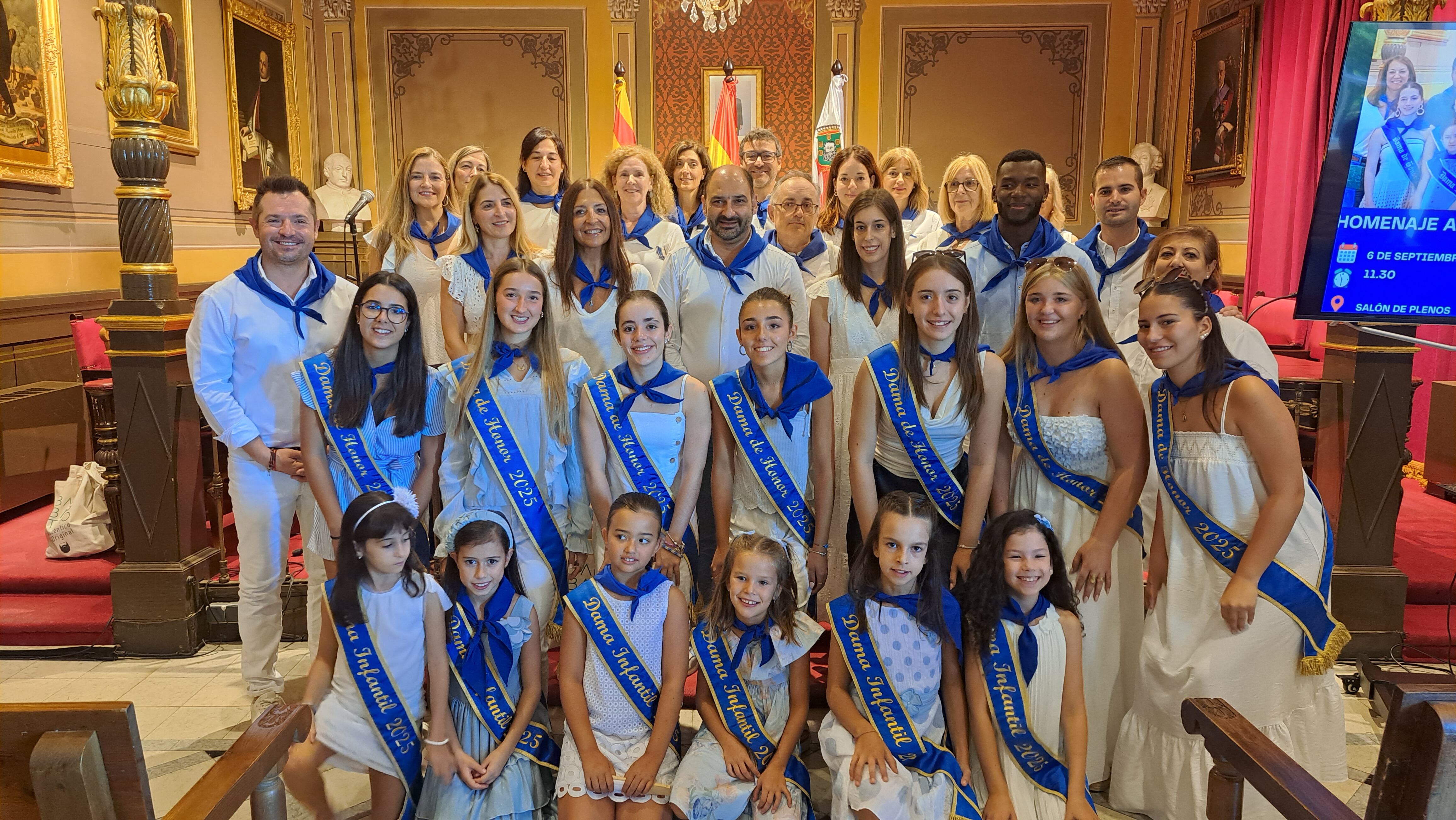 Barbastrenses que viven en el exterior, las Damas de las fiestas y los representantes municipales con el alcalde Fernando Torres a la cabeza