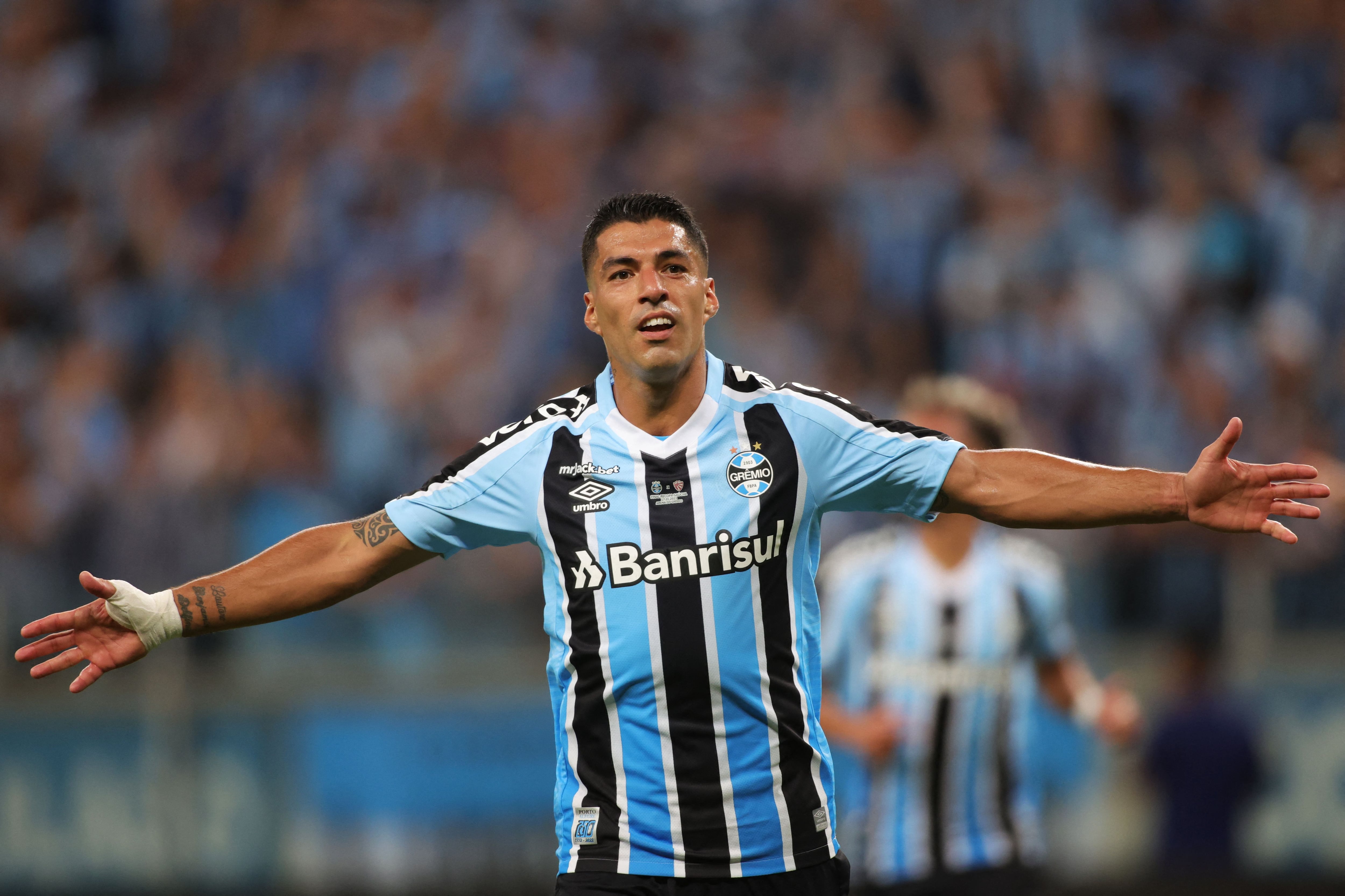 Luis Suárez celebra un gol con el Gremio