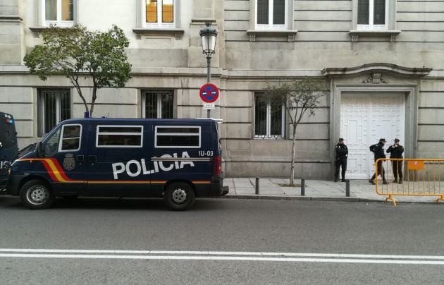 Furgones custodian el Supremo durante una comparecencia de Junqueras