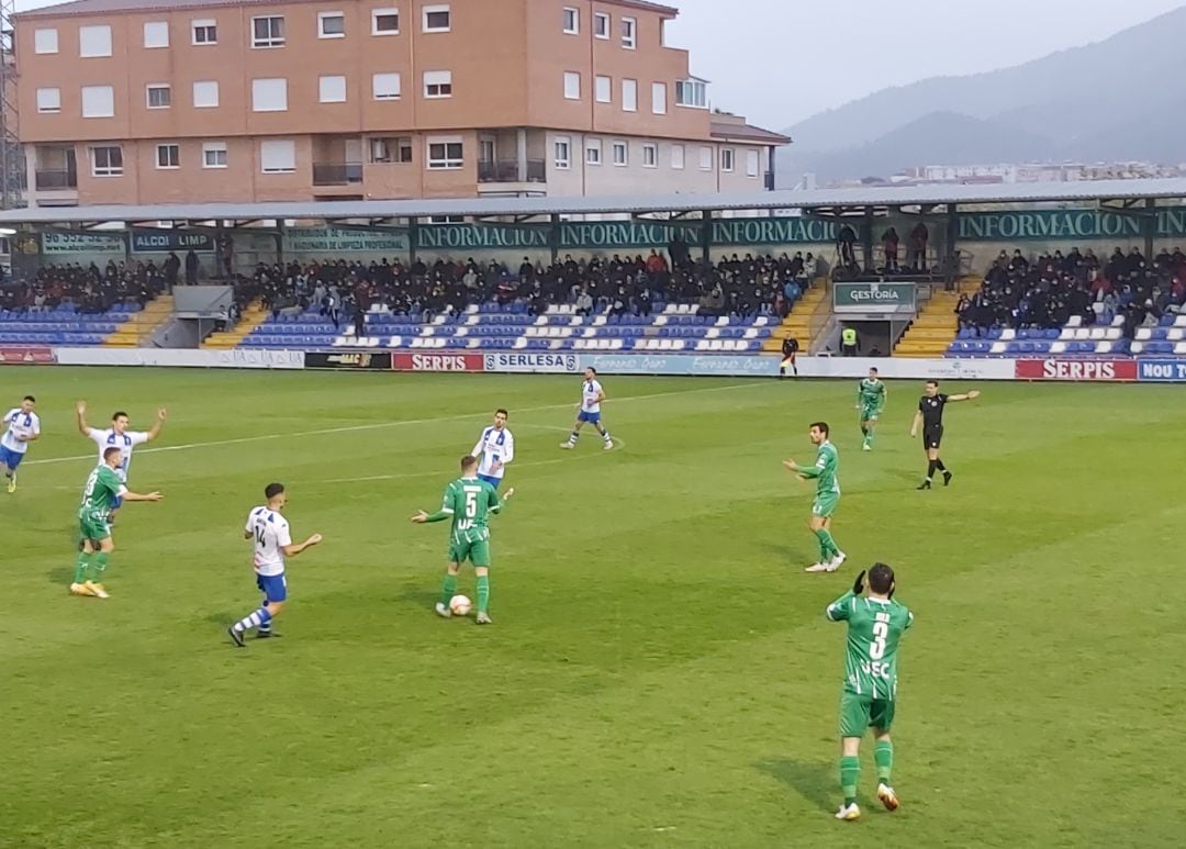 Instante del partido entre el Alcoyano y el Cornella, en el Campo Municipal de El Collao