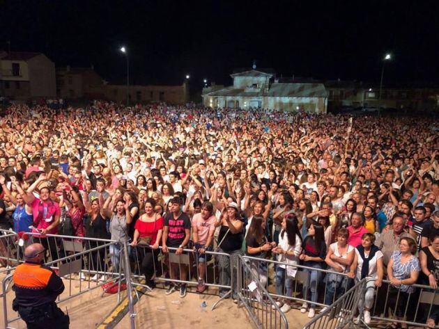 Publico asistente al concierto de Camela en Carbonero el Mayor